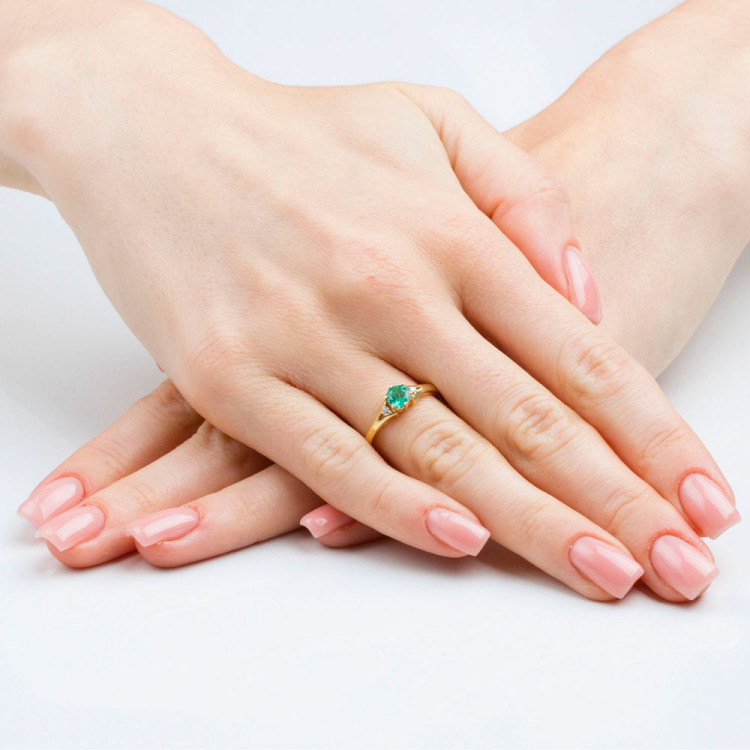 Pierścionek ze złota ze szmaragdem i diamentami