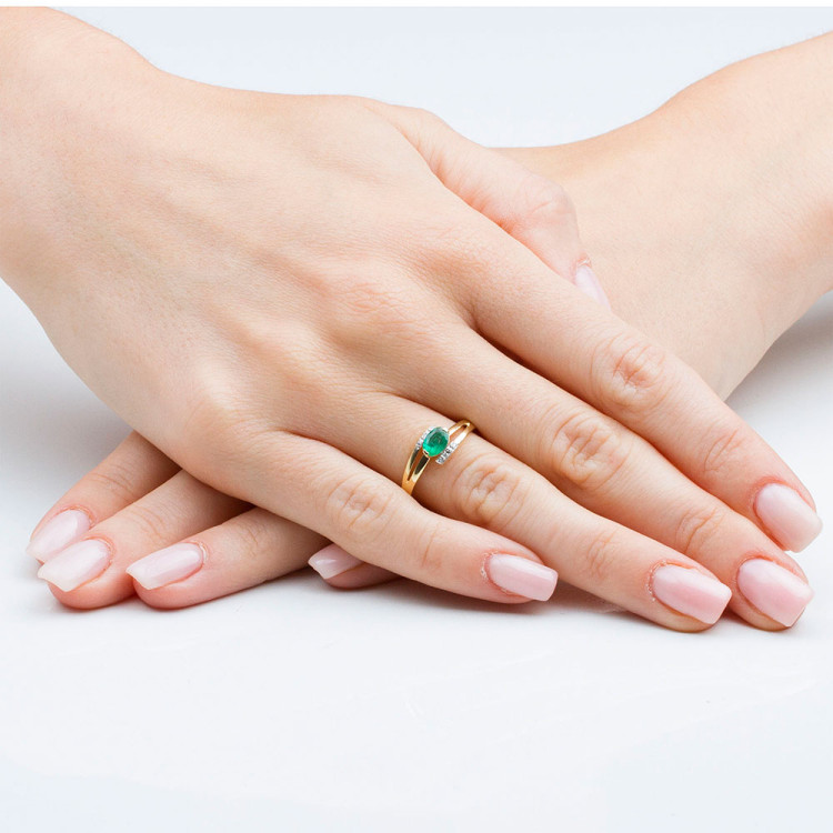 Złoty pierścionek zaręczynowy ze szmaragdem