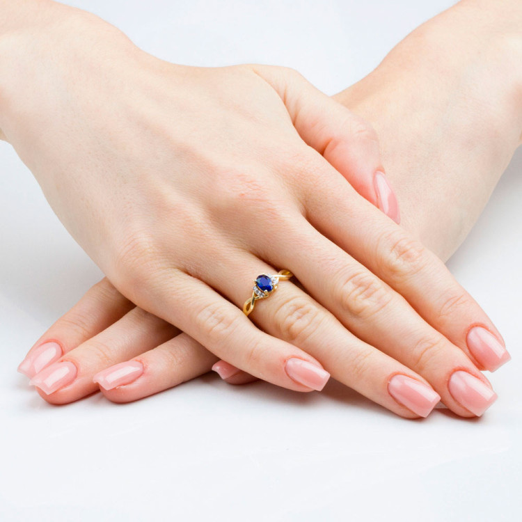 Złoty pierścionek z szafirem