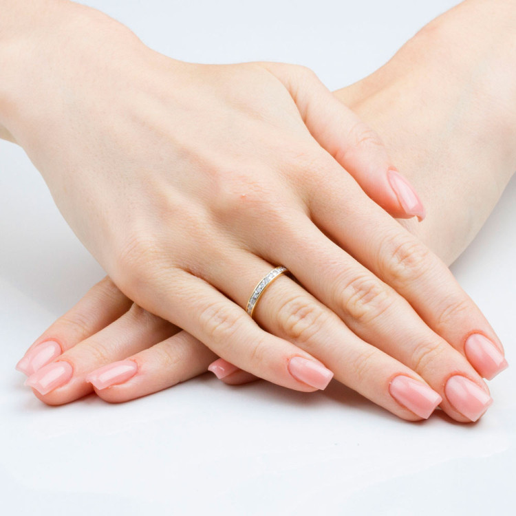 Pierścionek z wieloma diamentami