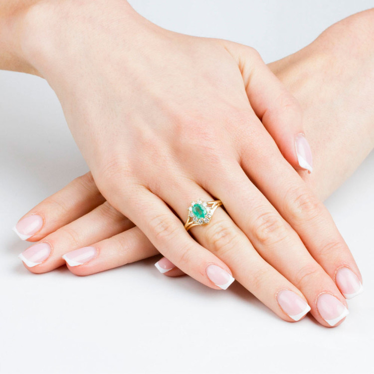 Pierścionek ze złota ze szmaragdem i diamentami