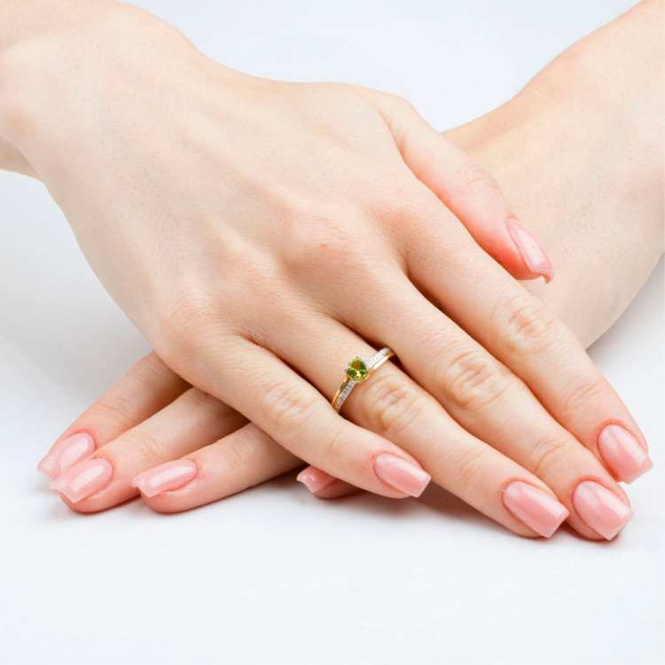 Pierścionek zaręczynowy z oliwinem i diamentami