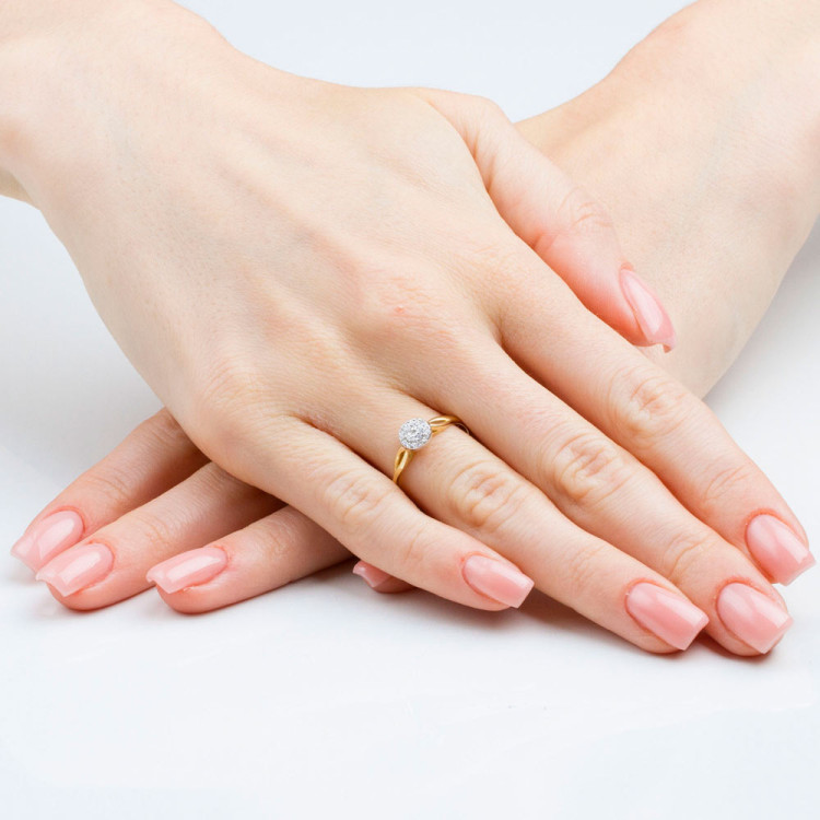 Pierścionek zaręczynowy z białego złota diamentami