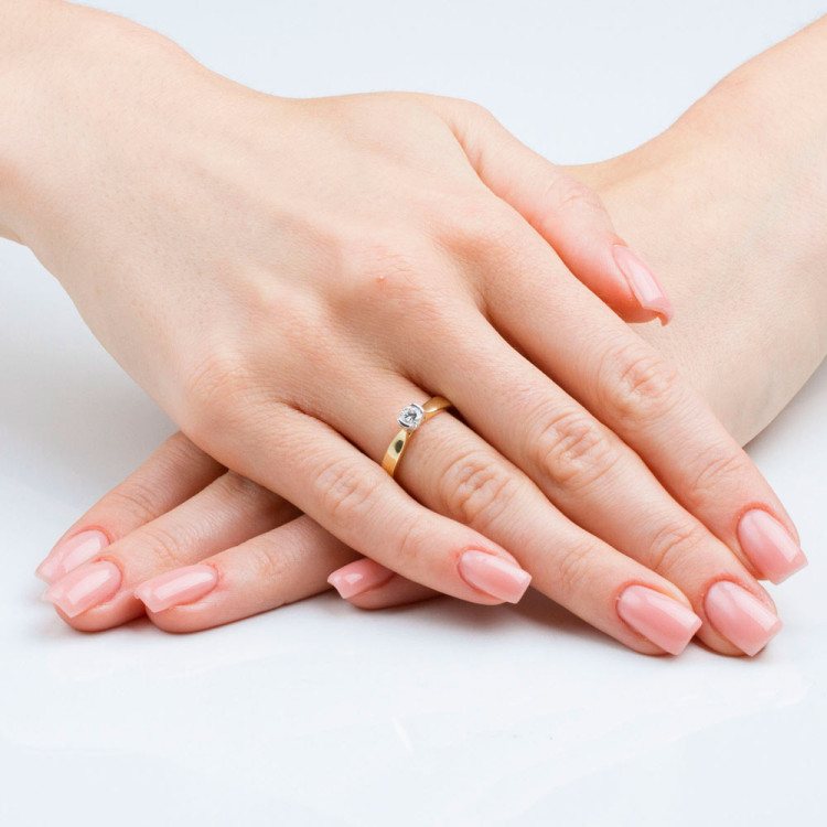 Pierścionek z różowego złota z diamentem