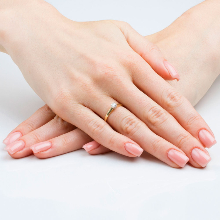 Pierścionek z białego złota z diamentem