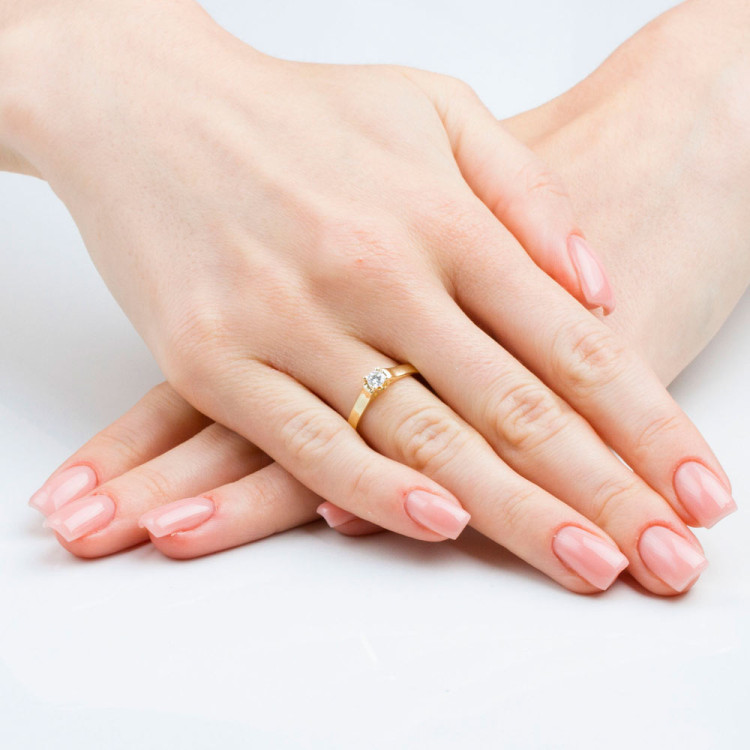 Pierścionek z białego złota z diamentem