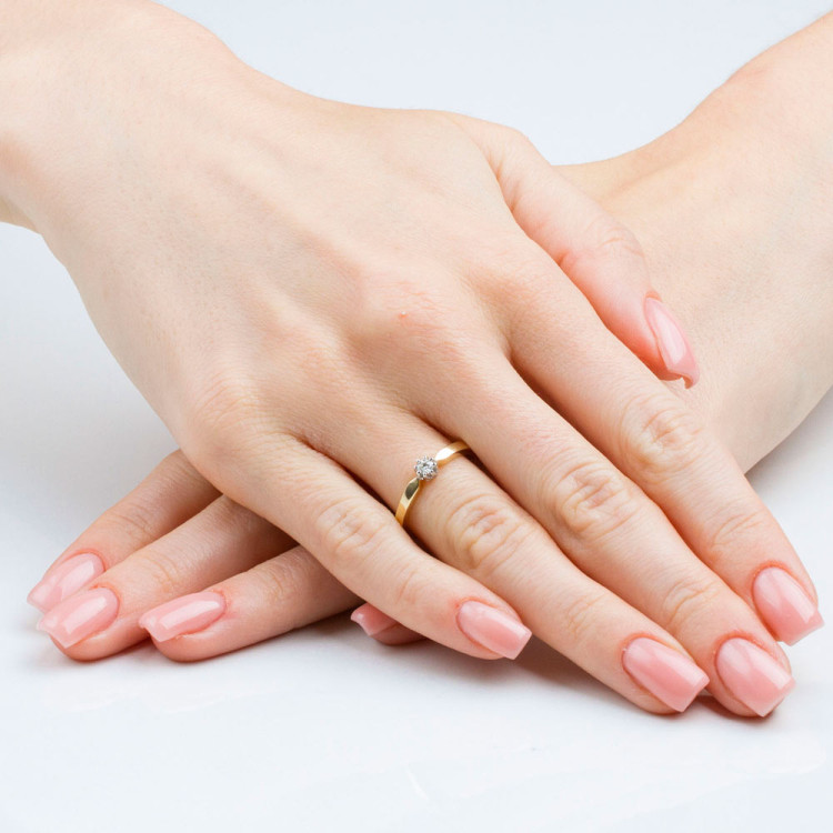 Złoty pierścionek z diamentem