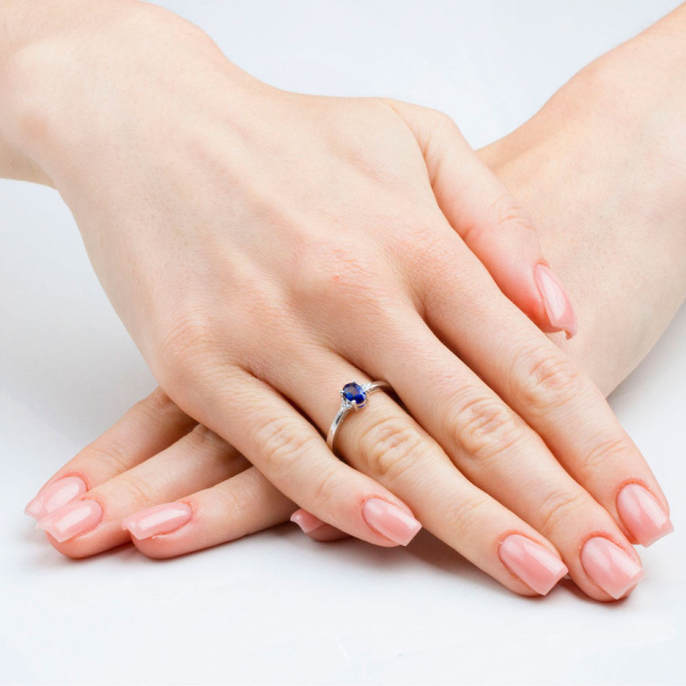 Pierścionek z szafirem i diamentami