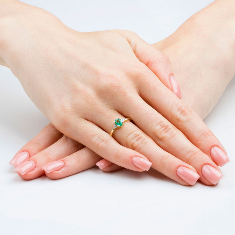 Pierścionek ze szmaragdem i diamentami