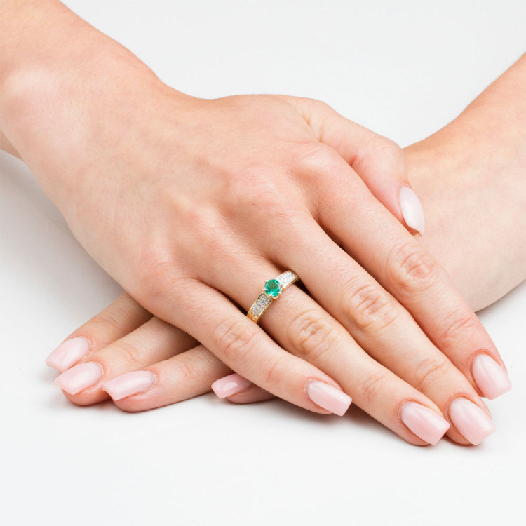 Pierścionek ze szmaragdami i diamentami