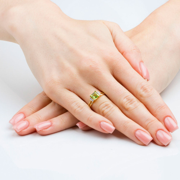 Pierścionek z oliwinem i diamentami