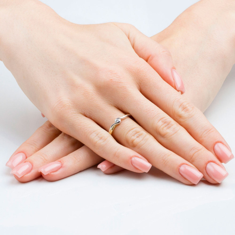 Pierścionek zaręczynowy z diamentem