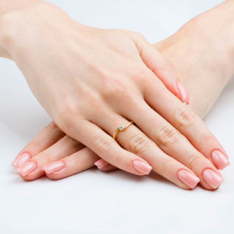 Pierścionek zaręczynowy z diamentem