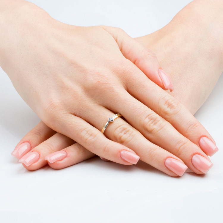 Pierścionek zaręczynowy z diamentem