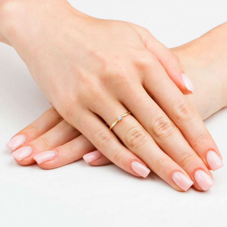 Pierścionek z jednym diamentem