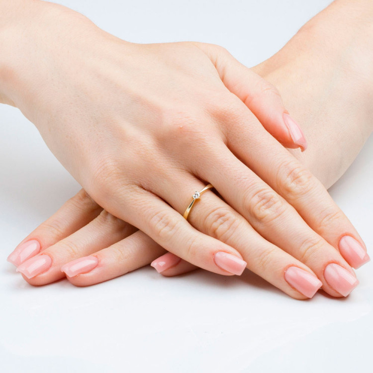 Pierścionek z diamentem w kształcie serca