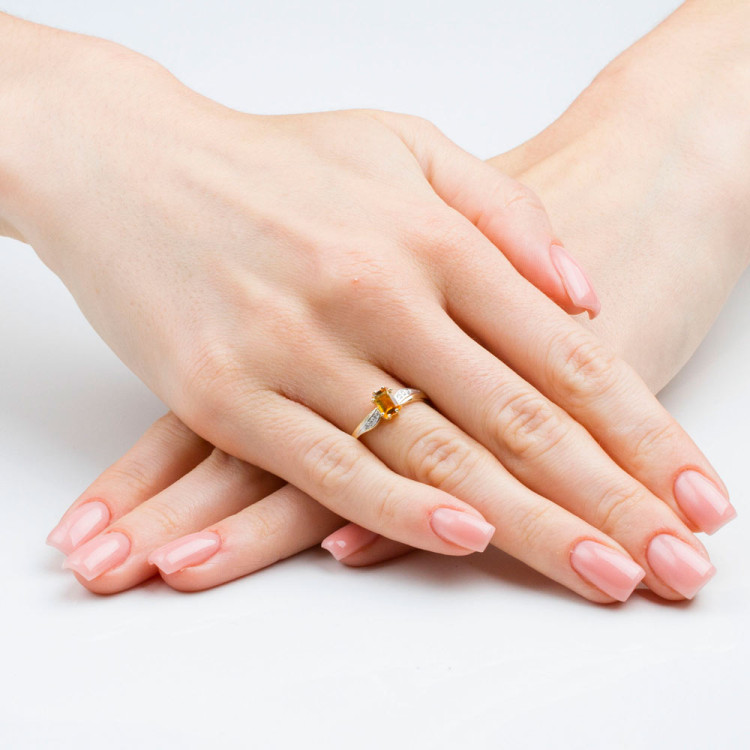Złoty pierścionek z cytrynem i diamentami