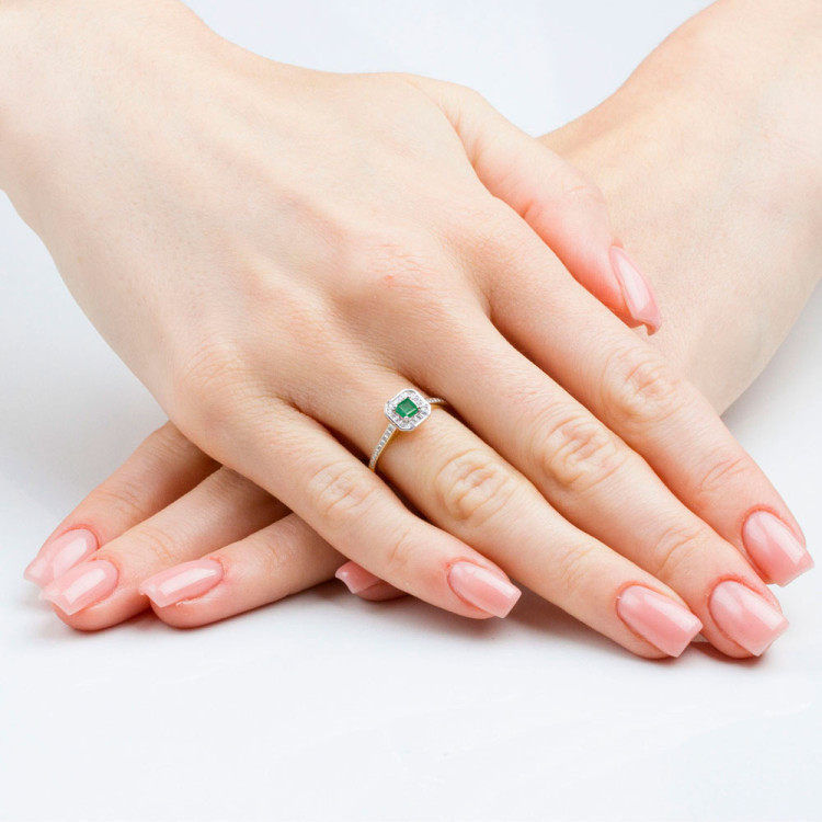 Pierścionek ze złota ze szmaragdem i diamentami