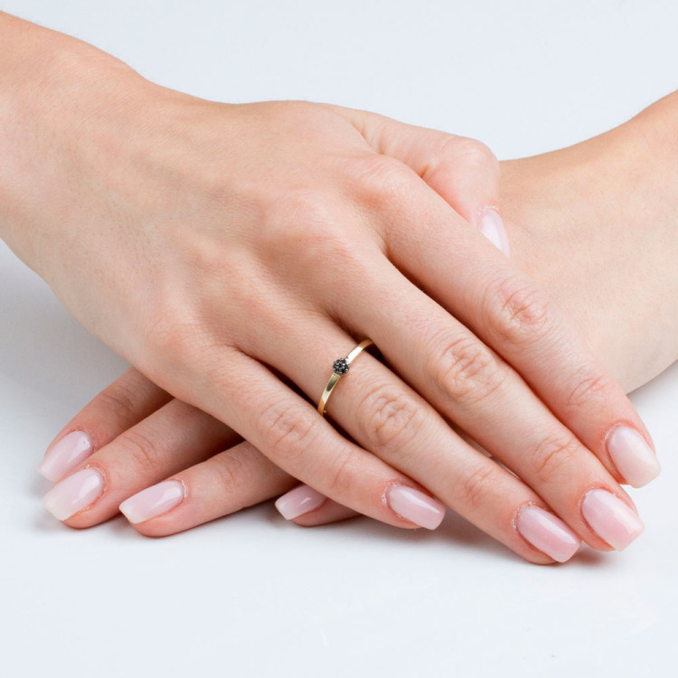 Pierścionek z czarnymi diamentami