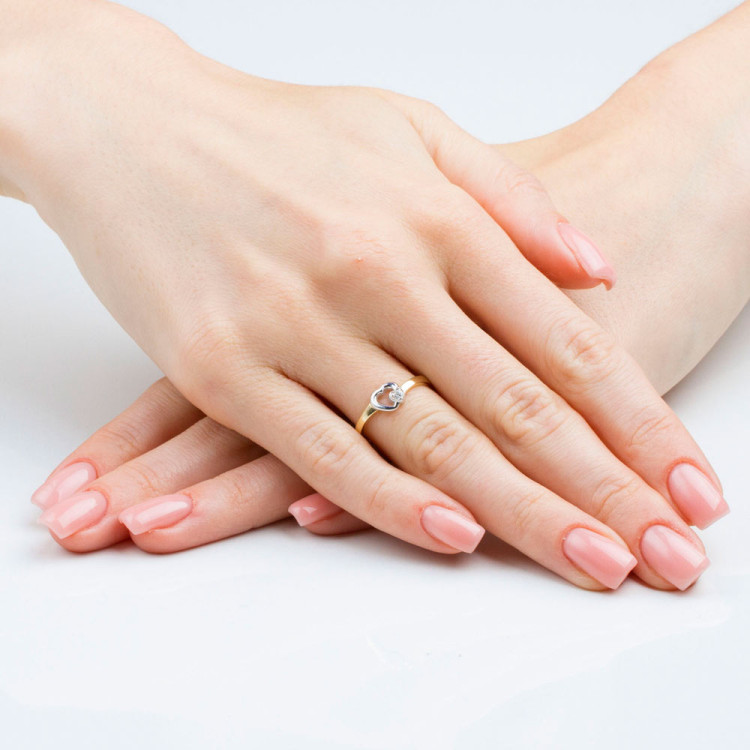 Złoty pierścionek z motywem serca i diamentem