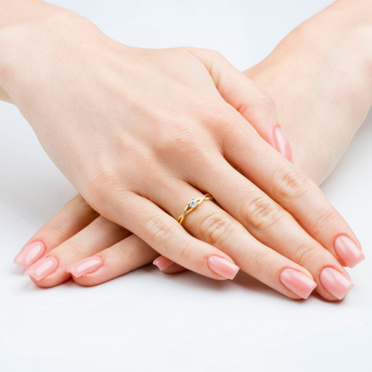 Pierścionek z diamentem