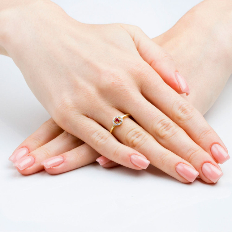 Pierścionek z rubinem i diamentami