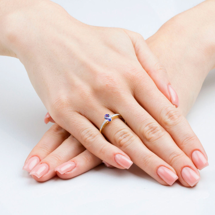 Złoty pierścionek zaręczynowy z tanzanitem