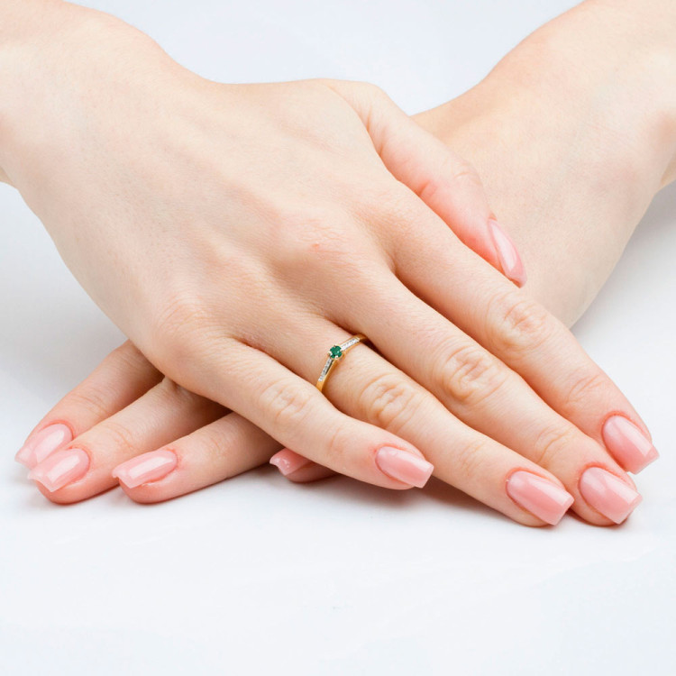 Pierścionek ze złota ze szmaragdem i diamentami