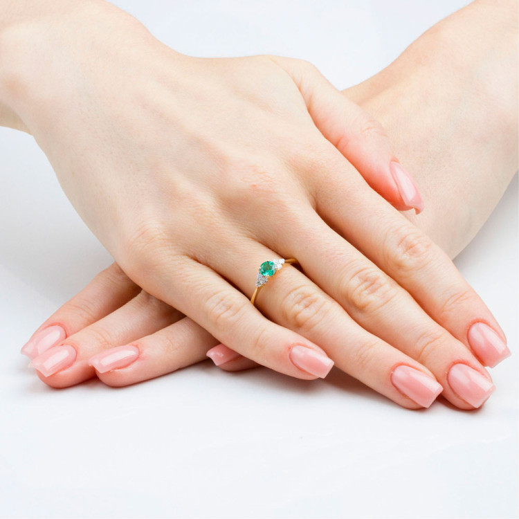 Pierścionek ze szmaragdem i diamentami