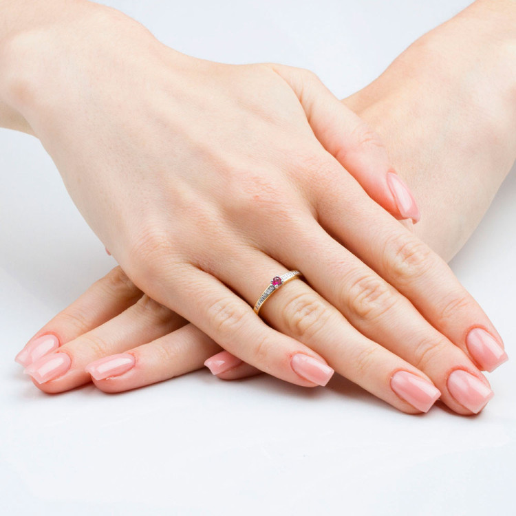 Pierścionek z rubinem i diamentami