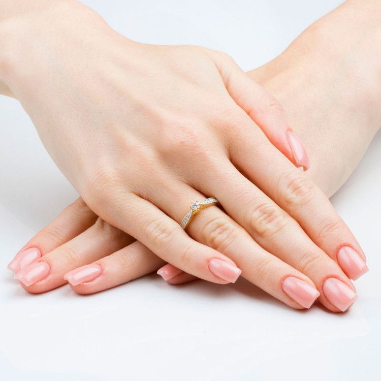 Pierścionek zaręczynowy z diamentami