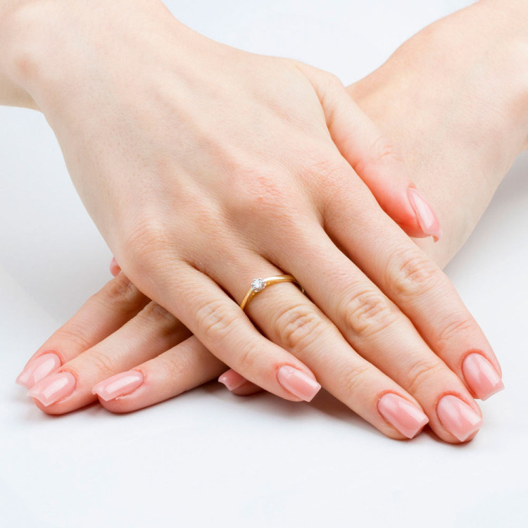 Pierścionek z białego złota