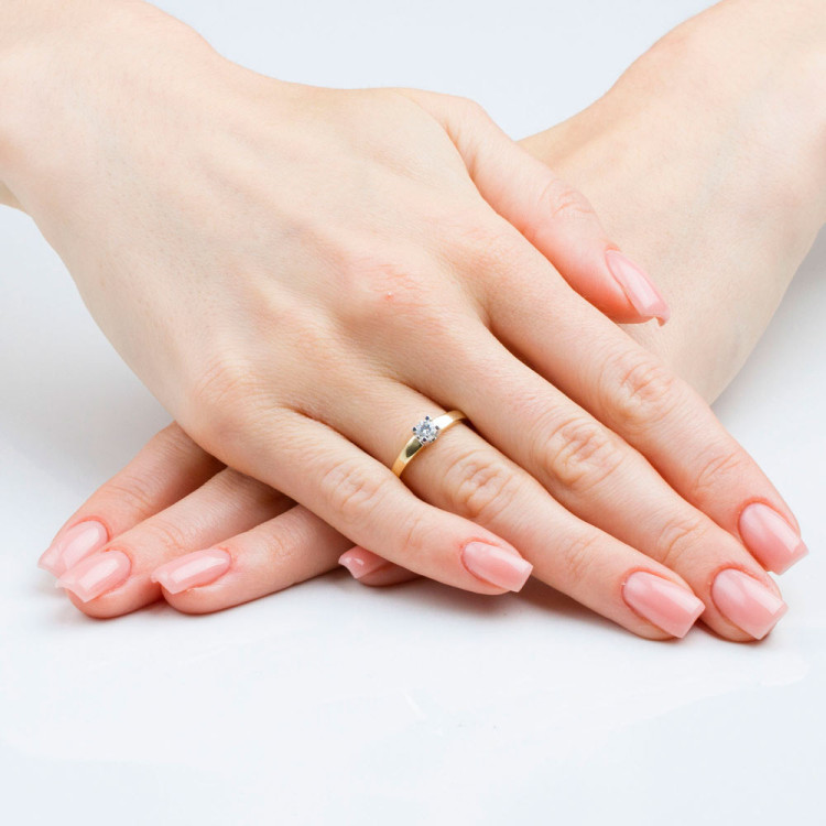 Pierścionek zaręczynowy z diamentem