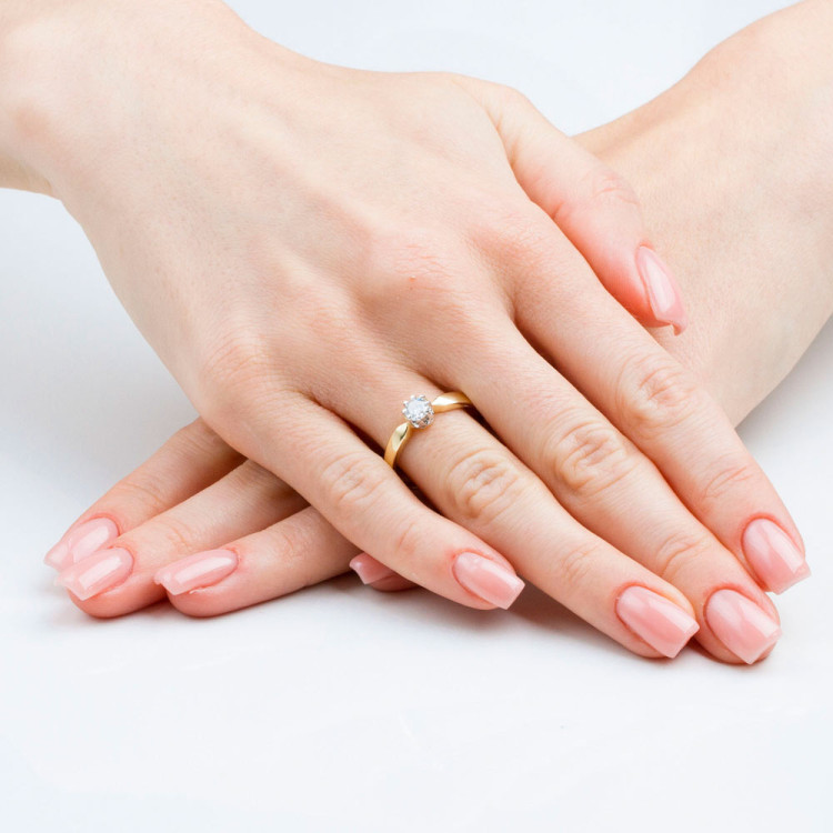 Pierścionek zaręczynowy z diamentem