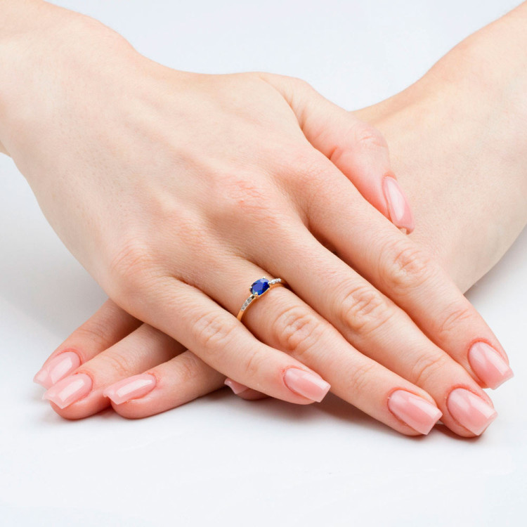 Pierścionek z białego złota z szafirem