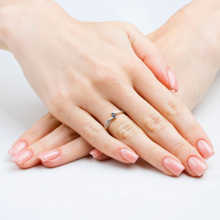 Pierścionek z czarnym diamentem