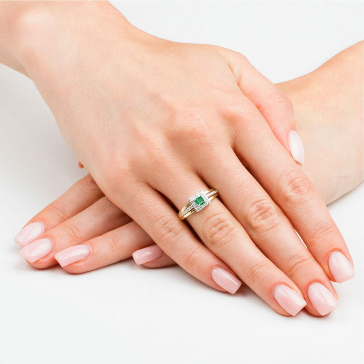 Zaręczynowy pierścionek z żółtego złota z szmaragdem