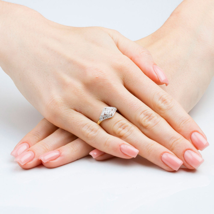 Złoty pierścionek z diamentami