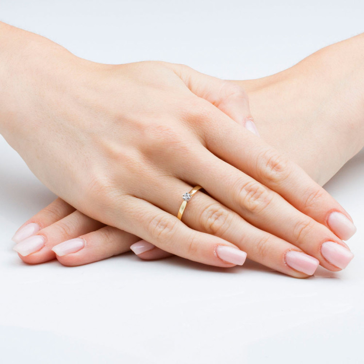 Pierścionek z jednym diamentem