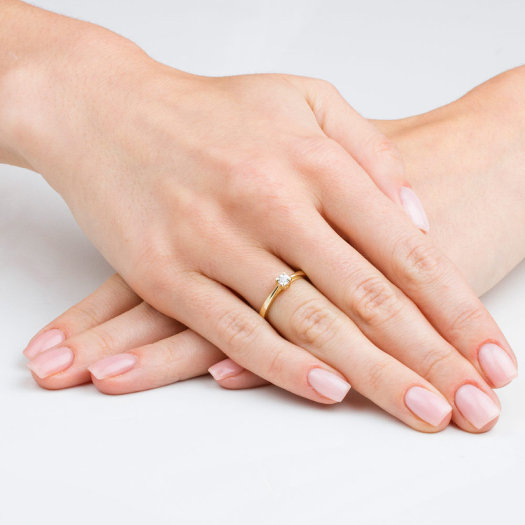 Pierścionek z jednym diamentem