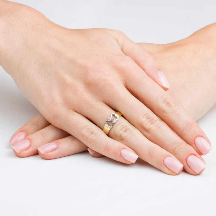 Złoty pierścionek z motywem serca i diamentem