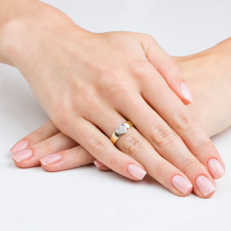 Złoty pierścionek z motywem serca i diamentem