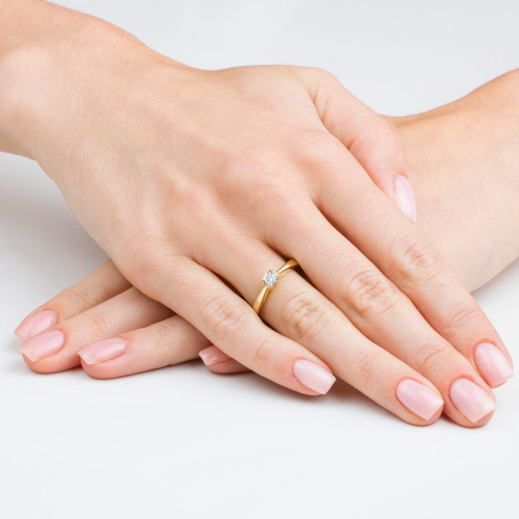 Pierścionek z jednym diamentem