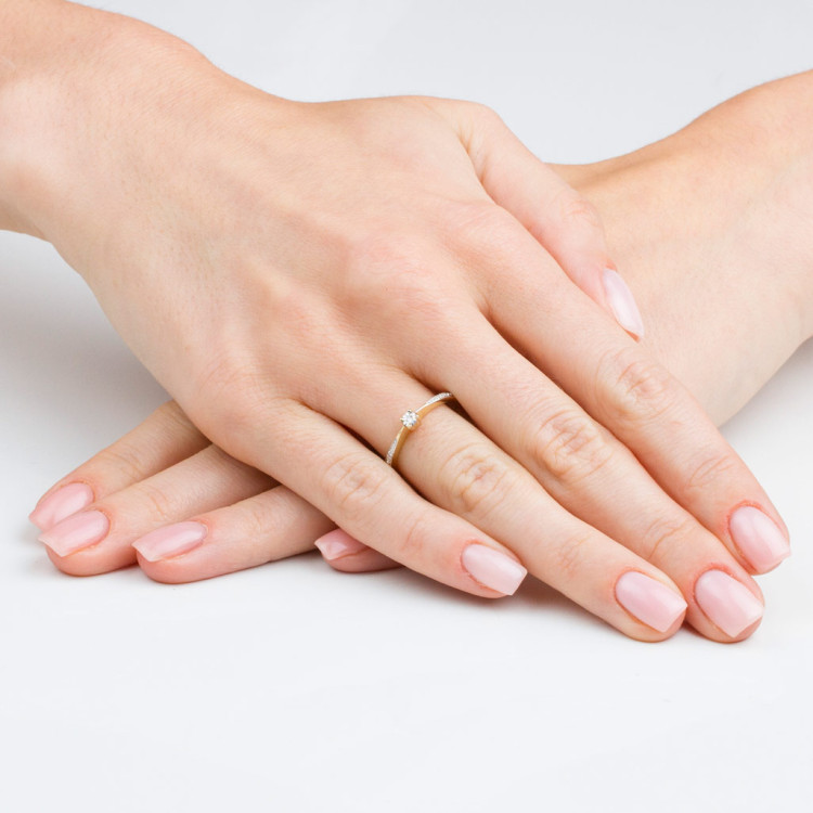 Pierścionek ze złota z diamentami