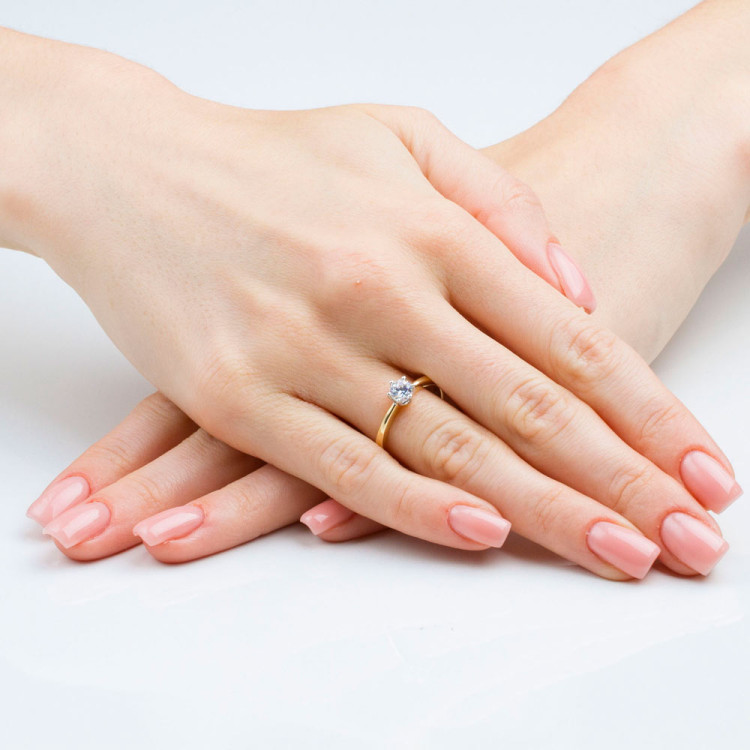 Pierścionek ze złota z diamentem