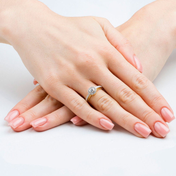 Złoty pierścionek z diamentami