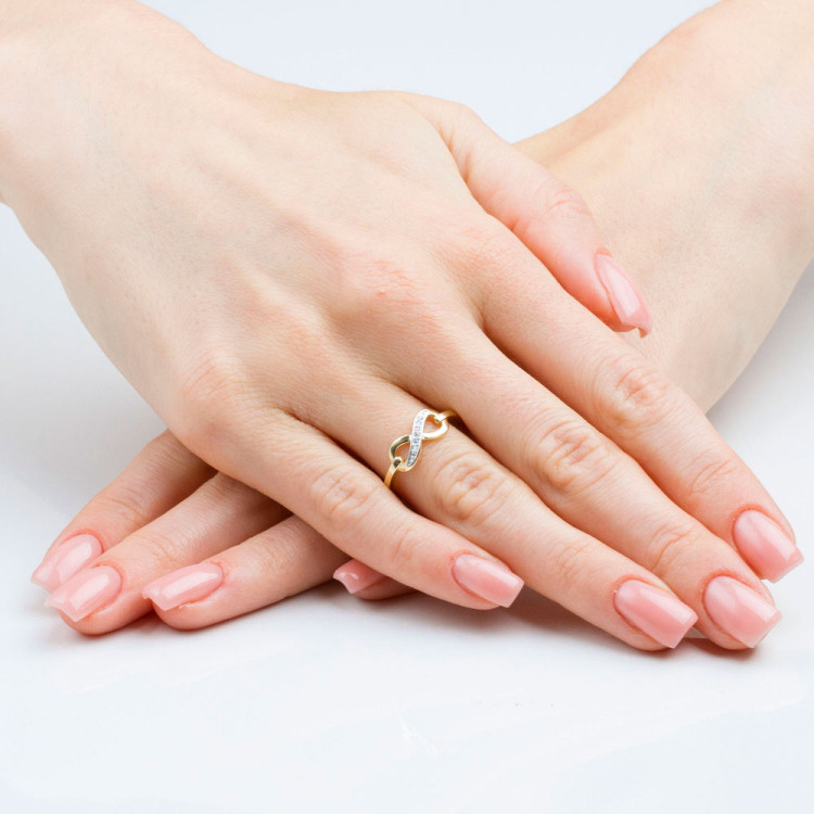 Pierścionek zaręczynowy z różowego złota z diamentami