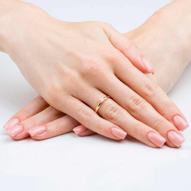 Pierścionek zaręczynowy z diamentem