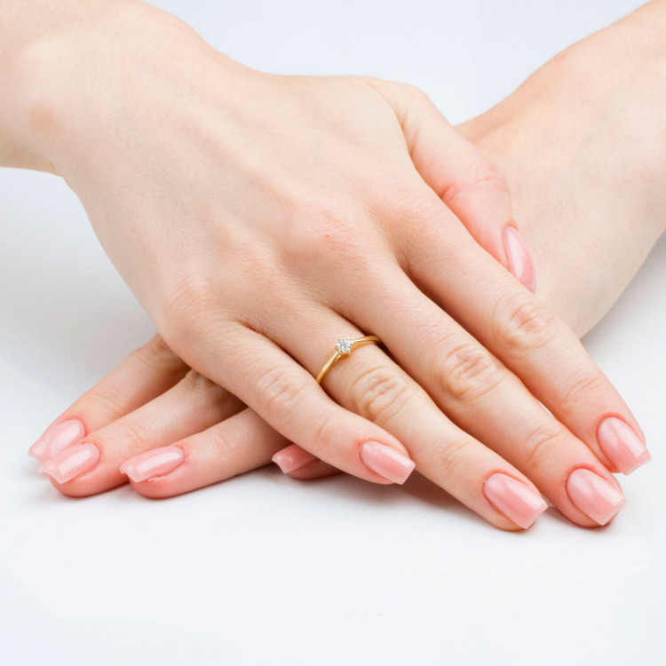 Pierścionek zaręczynowy z diamentem