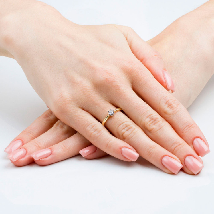 Pierścionek zaręczynowy z diamentem